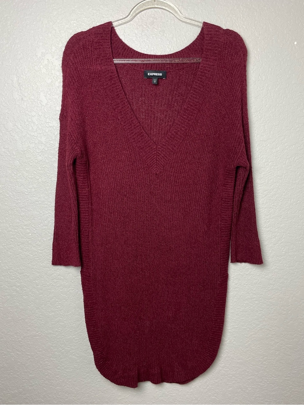 Express Women's V-Neck Tunic Sweater in Burgundy Size M